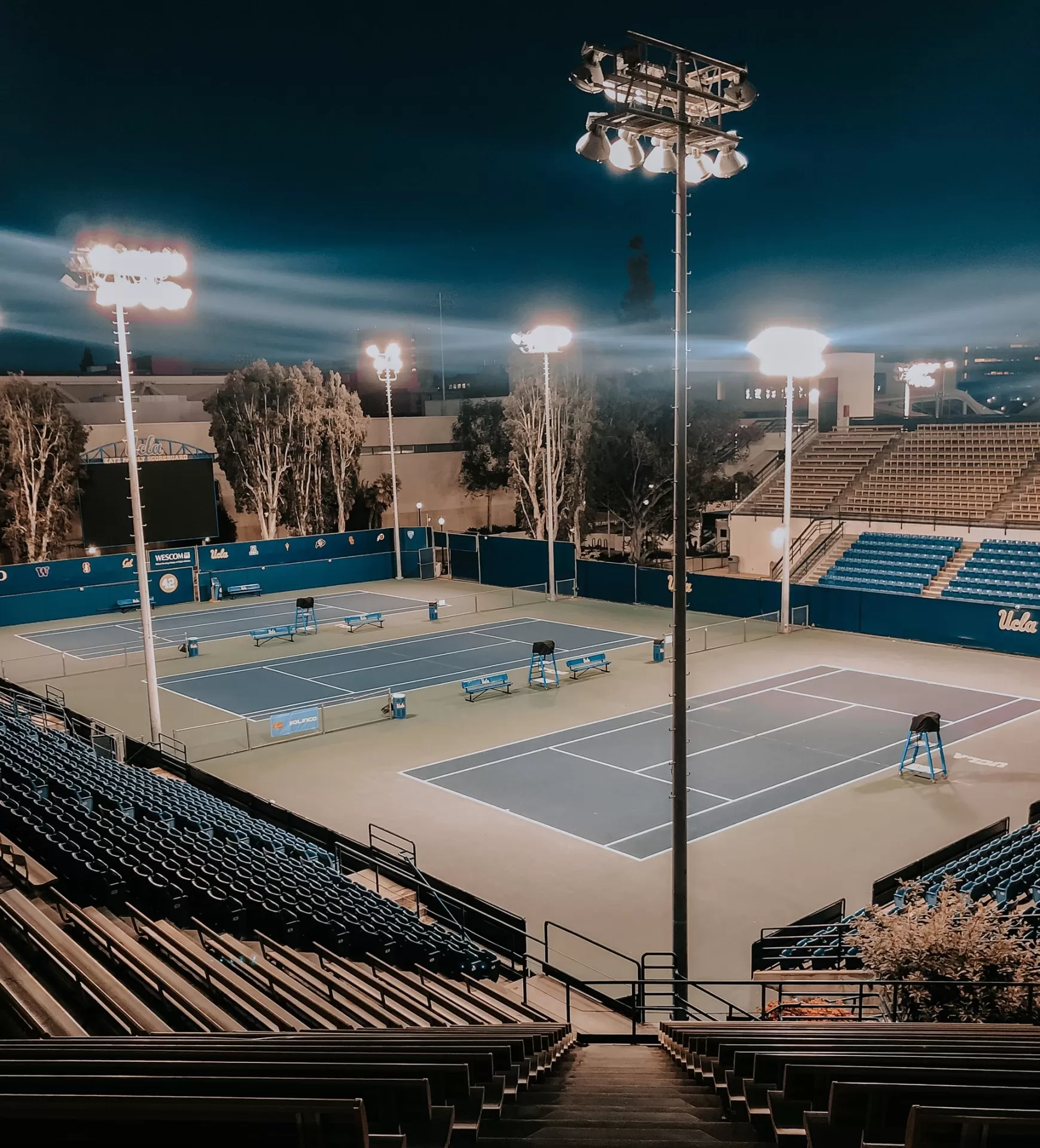 Sân tennis độc quyền tại khu vực của bạn để thử trong mùa giải này